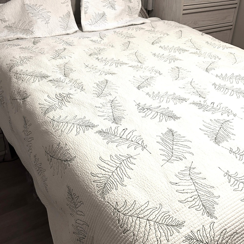 Queen Quilt Set Reversible Botanical Leaf Cotton Coverlet Shams Green Cream
